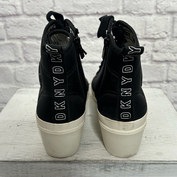 DKNY Womens Pandie Platform Lug Sole Booties - Picture 13 of 16